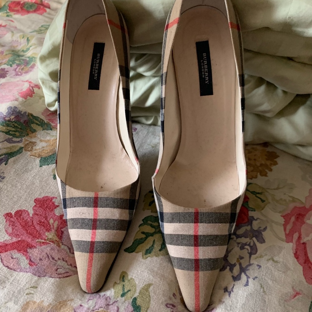 Burberry Pumps.